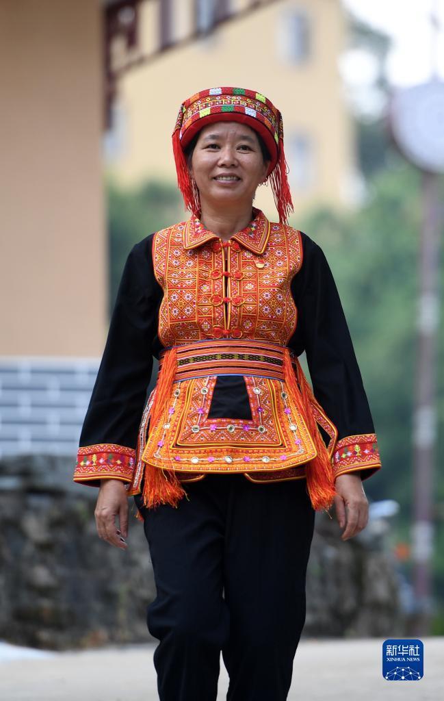 　在廣西蒼梧縣六堡鎮(zhèn)山坪村，祝雪蘭走在村道上（2022年9月22日攝）。新華社記者 陸波岸 攝
