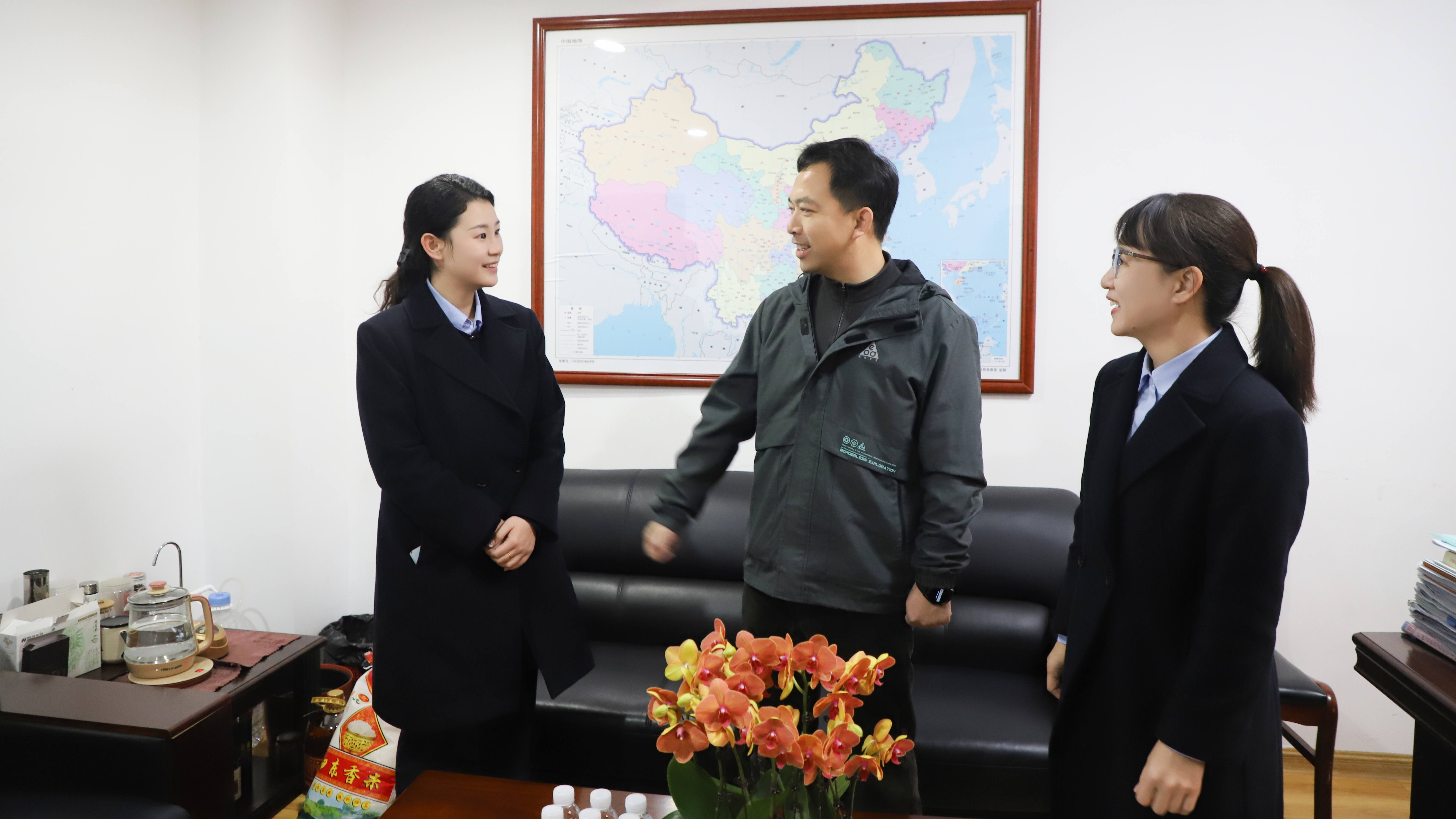鄧暘到益眾集團(tuán)慰問(wèn)百色市文明家庭楊莉家庭